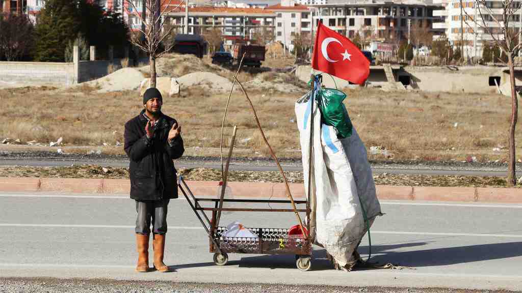 Kağıt toplayıcısının desteğini görenler duygulandı