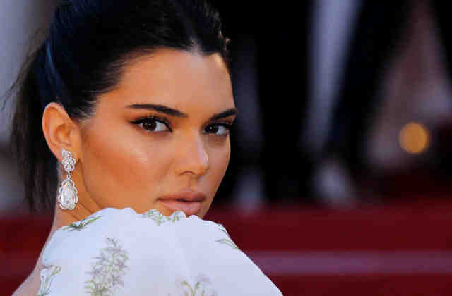 Kendall Jenner yuvadan uçuyor!