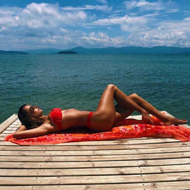 Victoria’s Secret meleği Alessandra Ambrosio için yaz bitmiyor!