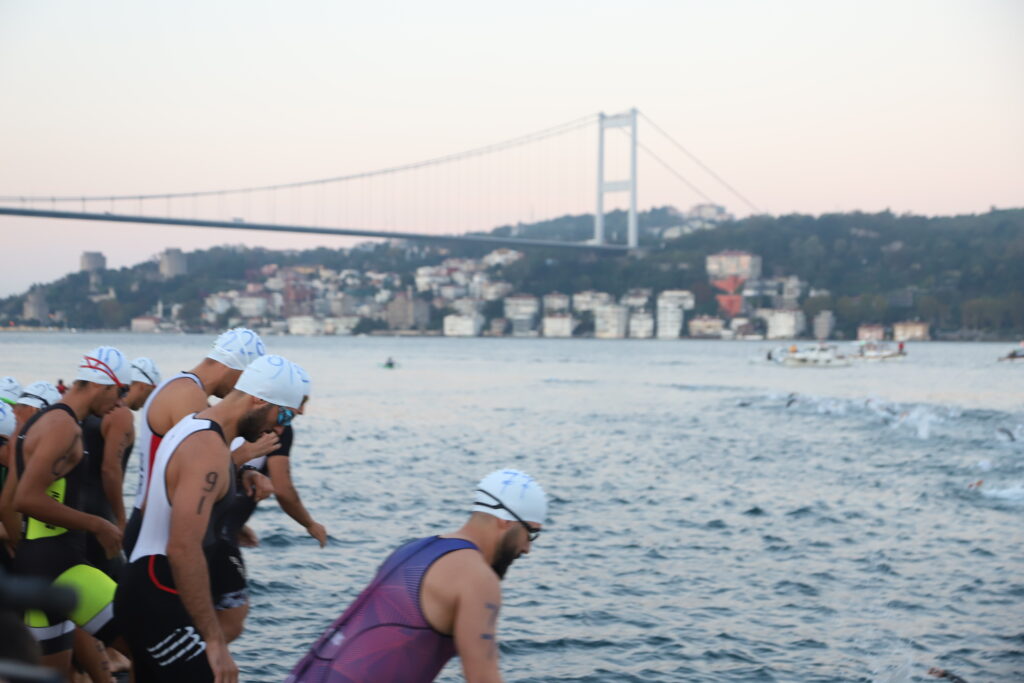 DÜNYANIN İLK KITALARARASI TRİATLON YARIŞMASI