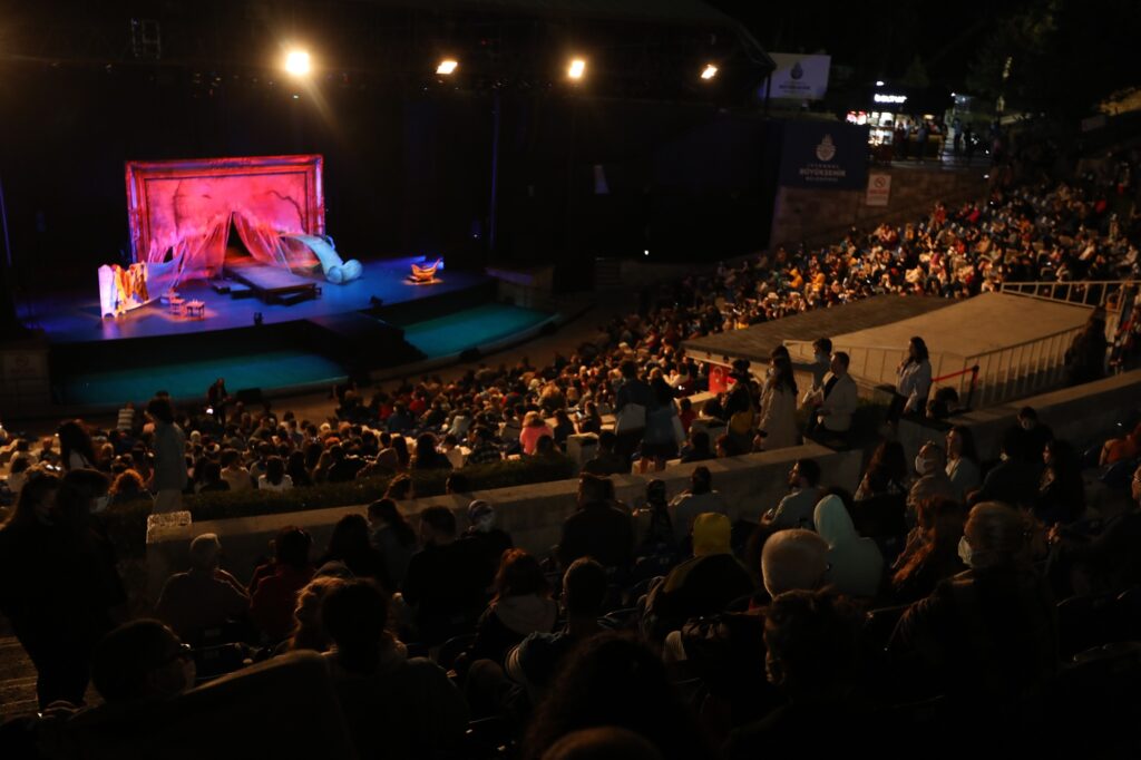 RÜSTEMOĞLU CEMAL’İN TUHAF HİKAYESİ AYAKTA ALKIŞLANDI