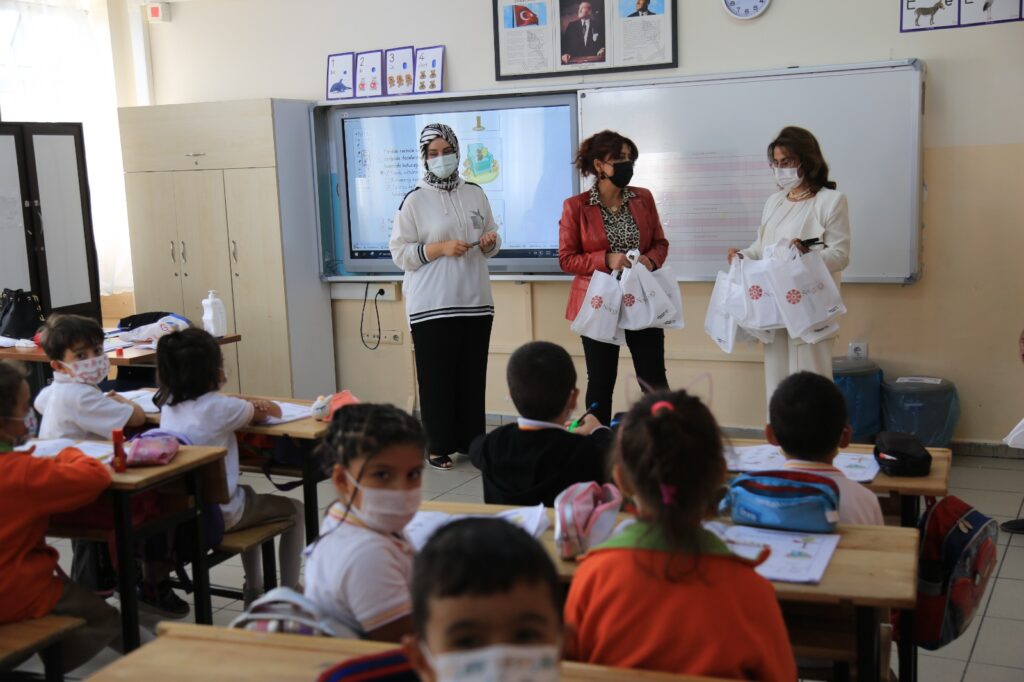 RAMAZAN ŞİMŞEK’TEN GÖLBAŞILI ÇOCUKLARA HEDİYE