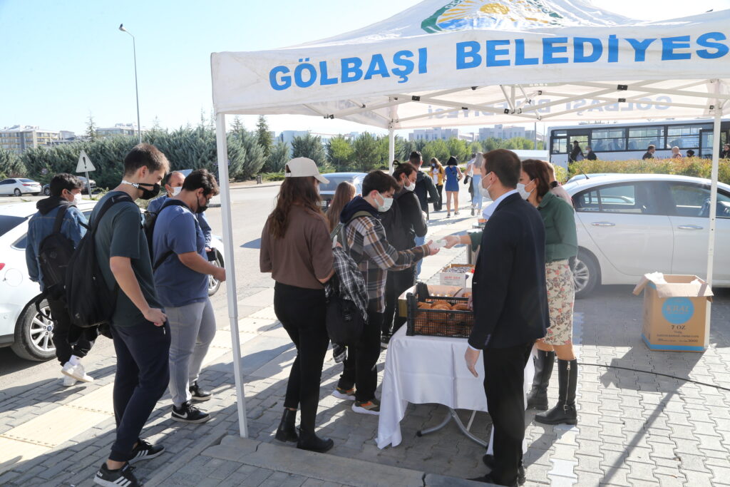 Gölbaşı Belediye Başkanı Ramazan Şimşek Gölbaşı’nda üniversite okuyan gençlere çay ve poğaça ikram etti.