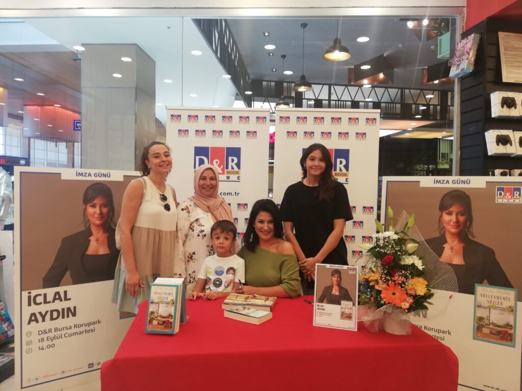 İclal Aydın imza gününe 3 kuşak geldiler