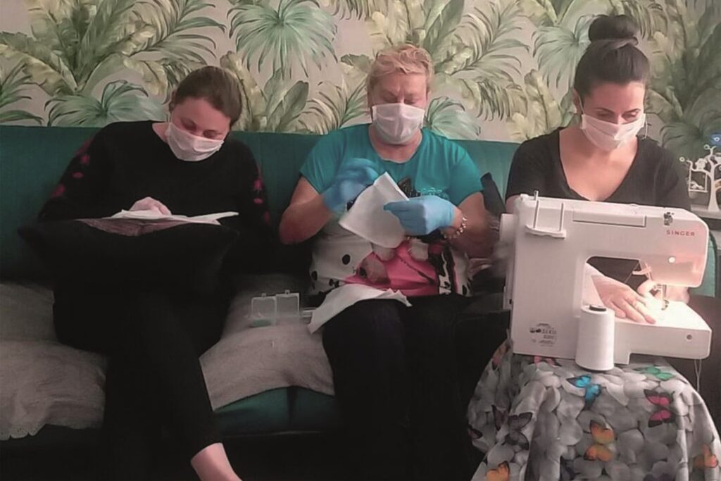 KADIN MECLİS ÜYELERİ YOK GÜNLERİNDE ALTI AYDA 99 BİN MASKE ÜRETTİ