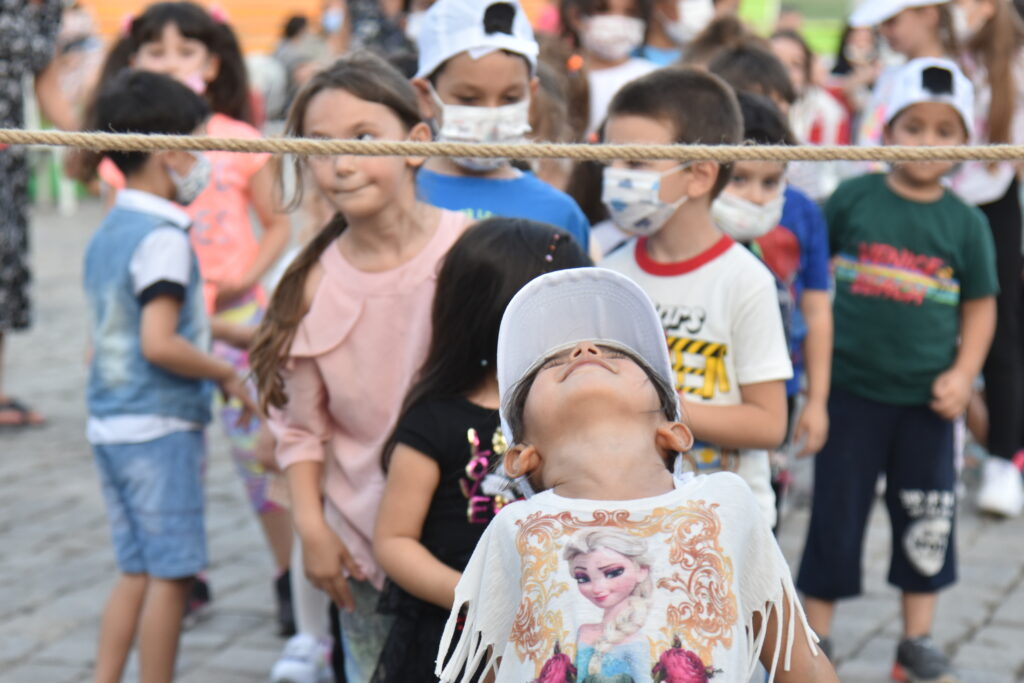 Çocuklar geleneksel sokak oyunlarıyla eğlendi