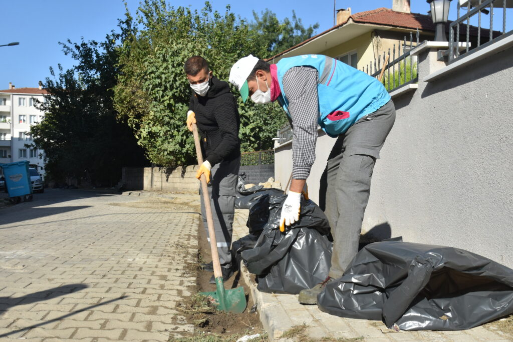 YAĞMUR SUYU OLUKLARINDA KIŞ TEMİZLİĞİ