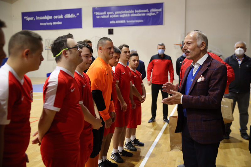BAŞKAN AYDINER DOWN SENDROMLU MİLLİ SPORCULARA AYAKKABI HEDİYE ETTİ