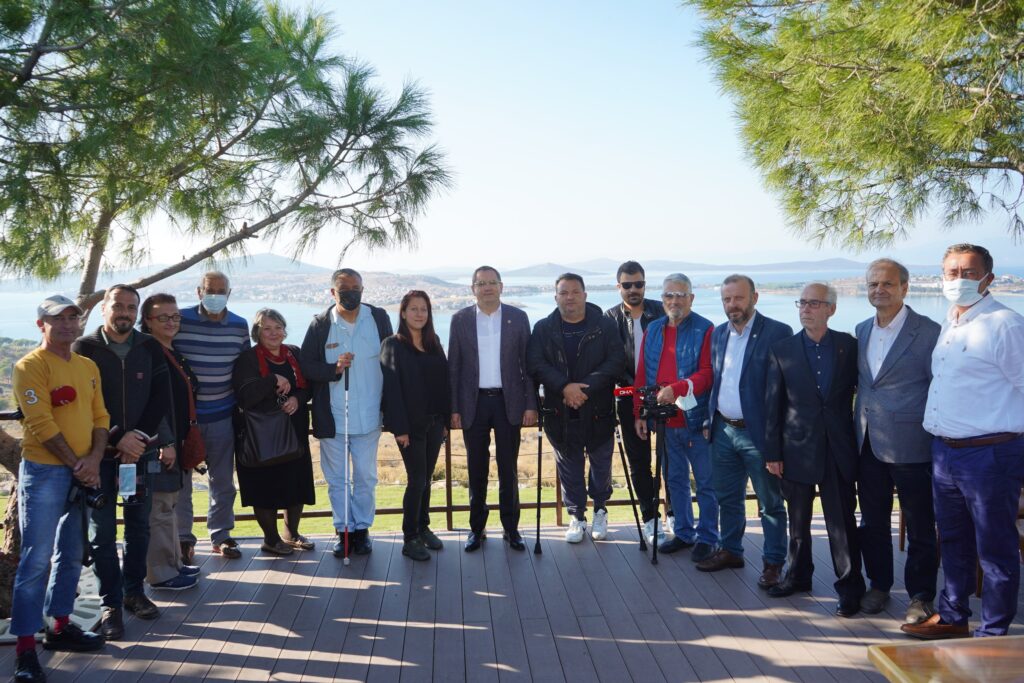 BAŞKAN ERGİN AYVALIKLI GAZETECİLERLE BULUŞTU