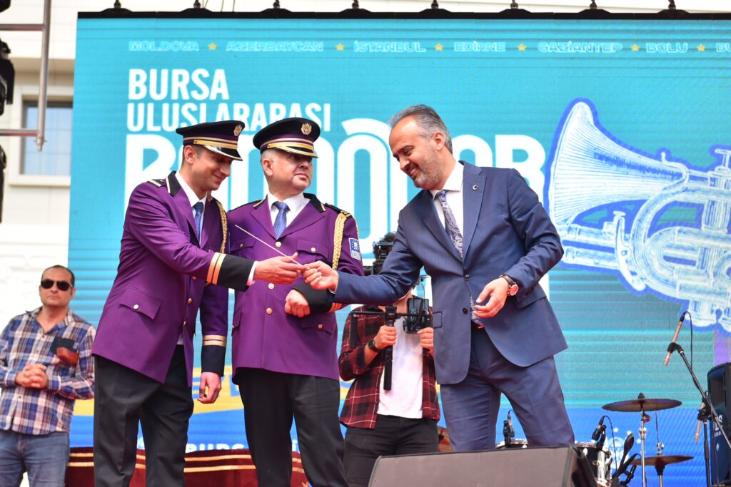 BURSA ULUSLARARASI BANDOLAR FESTİVALİ ÇOK SESLİ KORTEJLE BAŞLADI