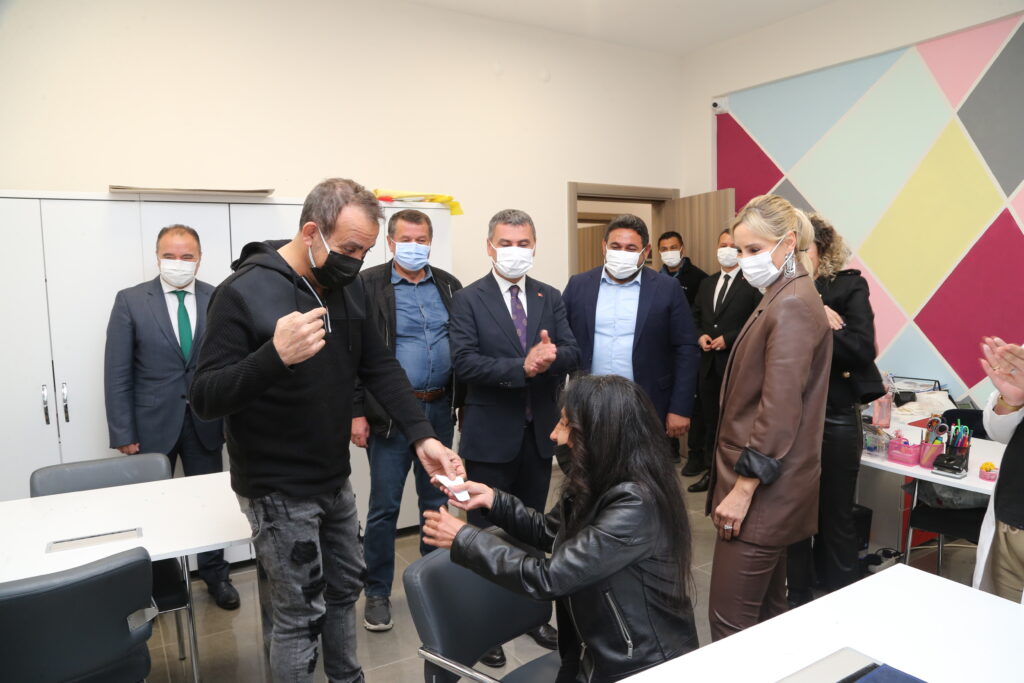 UYUM ÖĞRENCİLERİNE HALUK LEVENT SÜRPRİZİ