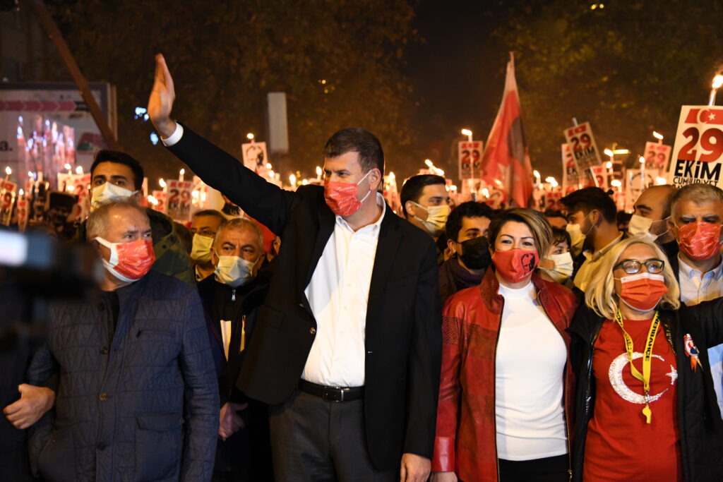 KADIKÖY CUMHURİYET İÇİN YÜRÜDÜ