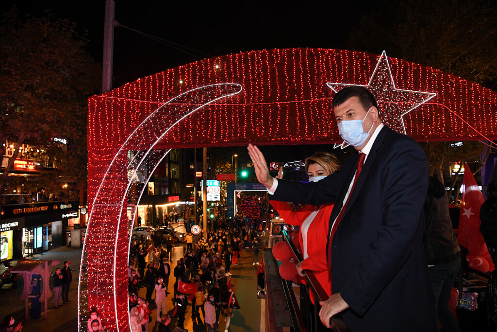 KADIKÖY CUMHURİYET BAYRAMINI COŞKUYLA KARŞILIYOR