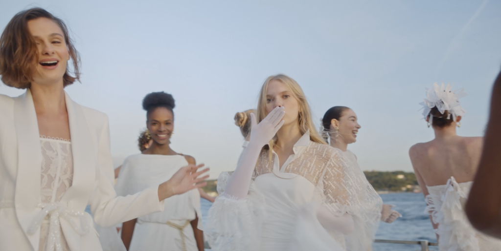 FASHION WEEK İSTANBUL’DA ÖZGÜR MASUR, SS22 DEFİLESİ