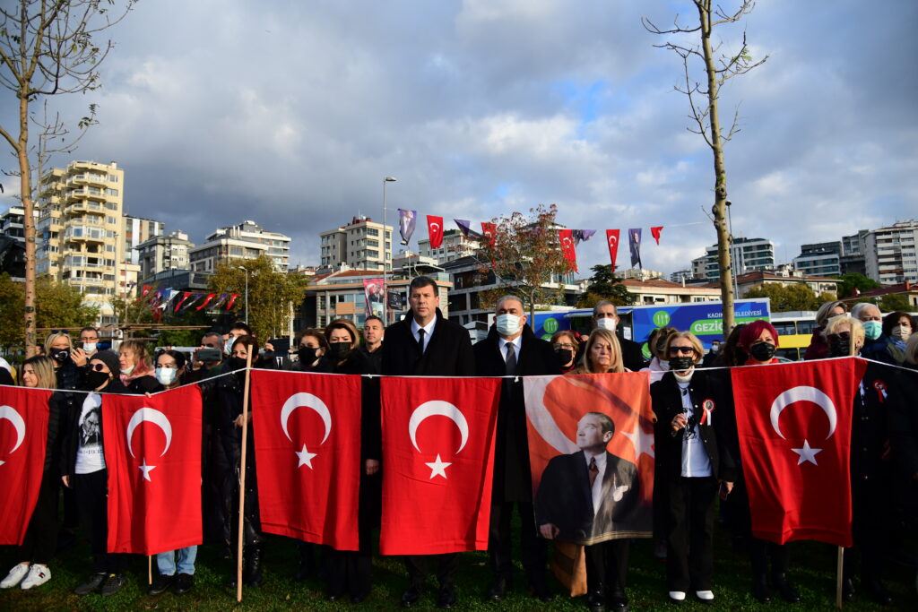KADIKÖY’DE 9’U 5 GEÇE ATA’YA SAYGI ZİNCİRİ
