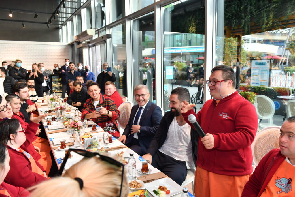 ÜSKÜDAR’DA 3 ARALIK DÜNYA ENGELLİLER GÜNÜ’NDE ÜNLÜLER GEÇİDİ YAŞANDI