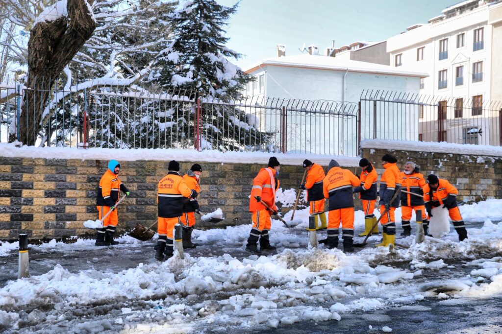 BAYRAMPAŞA BELEDİYESİ KARLA MÜCADELE EKİBİ ARALIKSIZ ÇALIŞTI