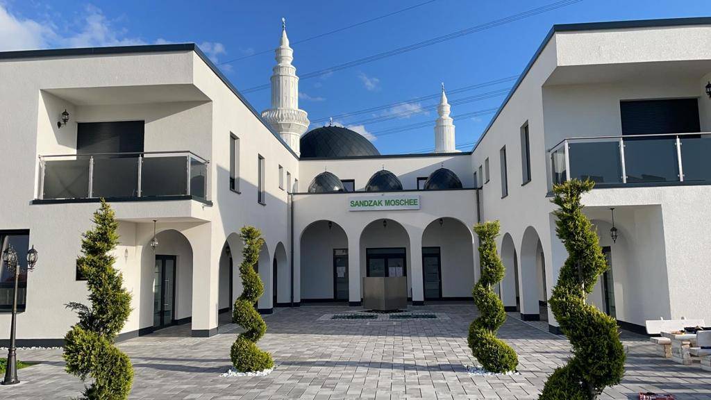 LİMBURG’DA SANCAK CAMİ İBADETE AÇILDI