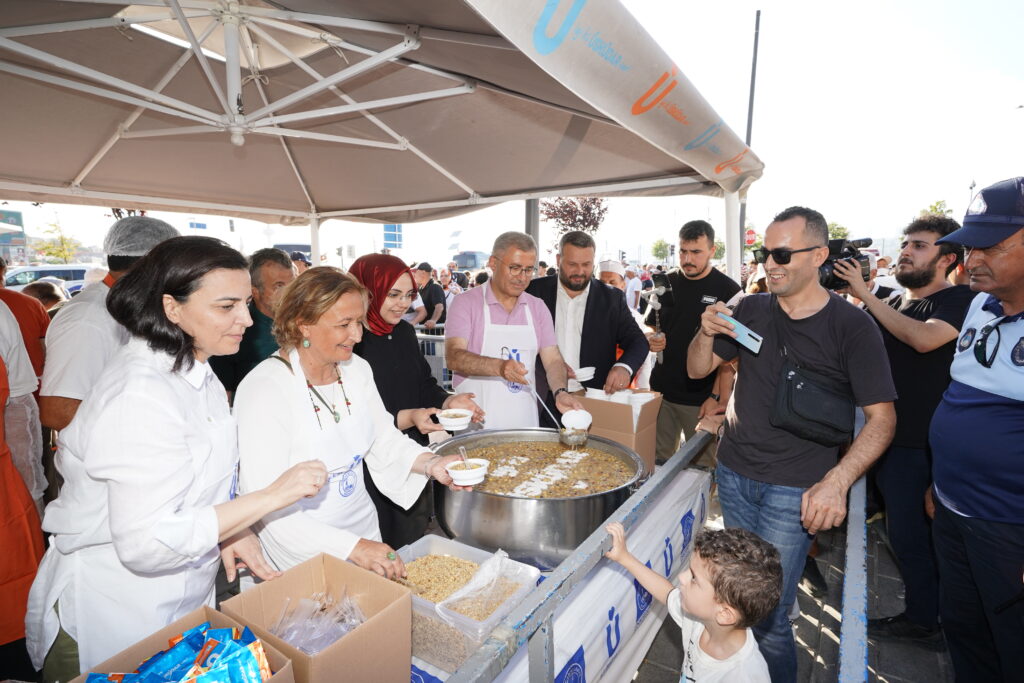ÜSKÜDAR MEYDANINDA AŞURE GÜNÜ COŞKUSU 