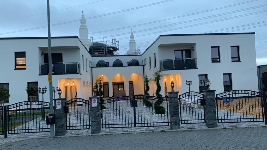 ALMANYA’DA SANCAK CAMİ İBADETE AÇILDI