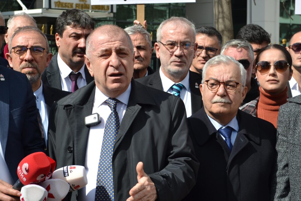 <strong>ÜMİT ÖZDAĞ: MAVİ BOYA BU SEÇİMLERDE KULLANILANA KADAR HER GÜN BURADAYIZ</strong>