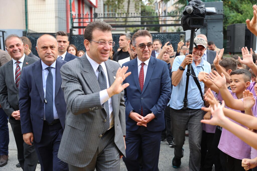 İMAMOĞLU, BAYRAMPAŞA’DA KIRTASİYE SETİ DAĞITIM TÖRENİNE KATILDI