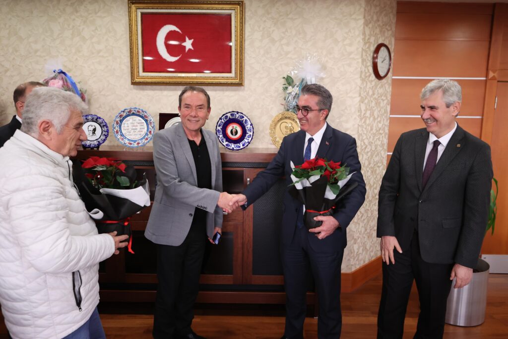 Muhtarlar, ‘Hasan Hoca’nın öğretmenler gününü kutladı