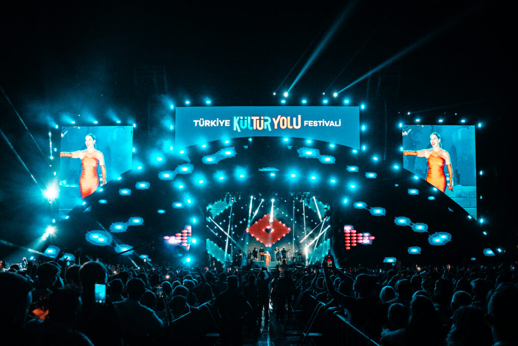 BENGÜ’DEN ŞEHİTLER ANISINA “ÇANAKKALE TÜRKÜSÜ”