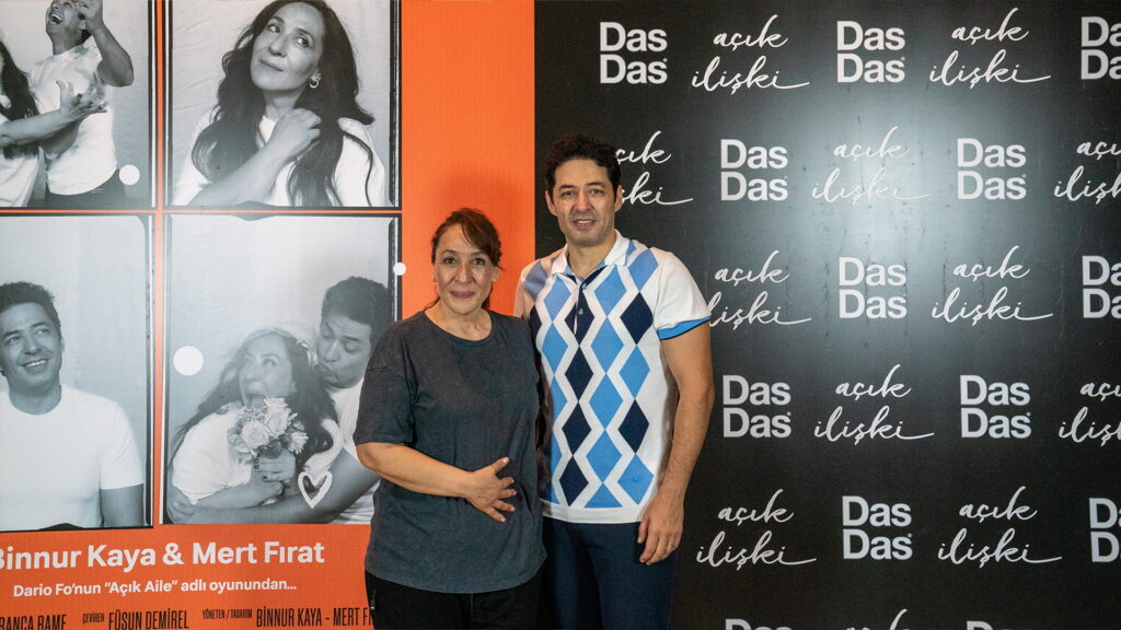 BİNNUR KAYA ve MERT FIRAT SAHNEDE KOMEDİ RÜZGARI ESTİRDİ 