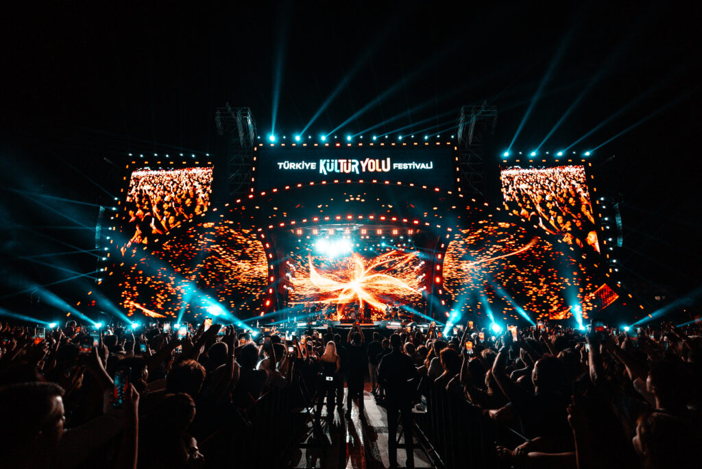 HALUK LEVENT AŞIK OLDUĞU ŞEHİR ÇANAKKALE’DE SAHNE ALDI